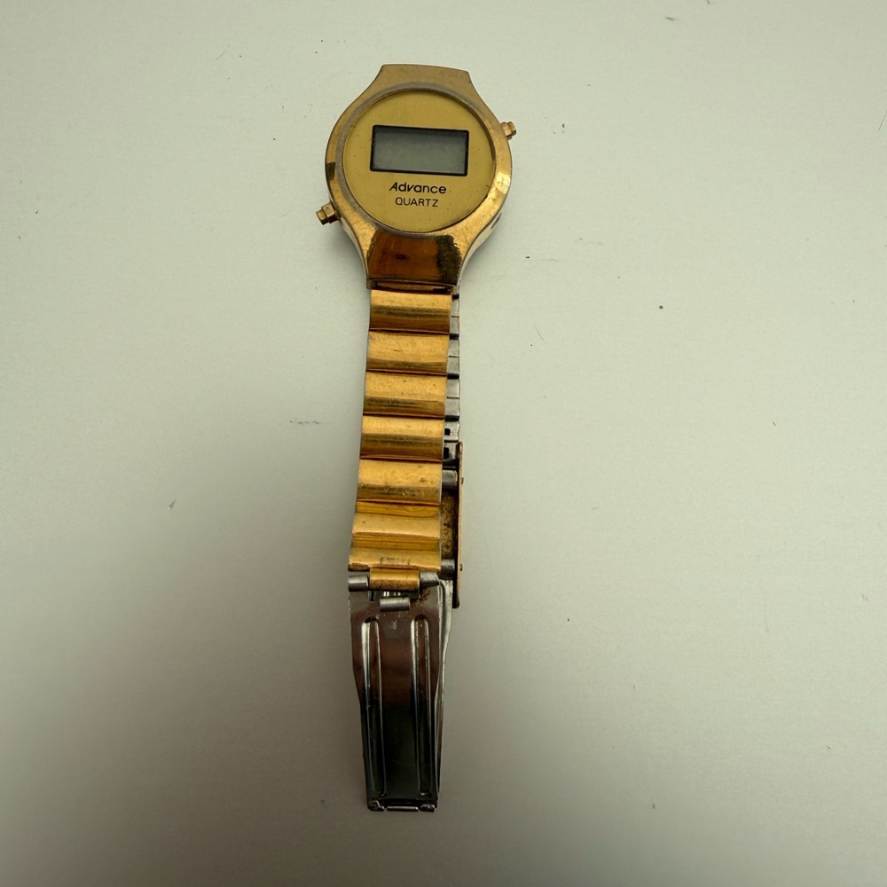 Vintage Advance Quartz Digital Wristwatch Gold Tone Metal Band Gold Dial